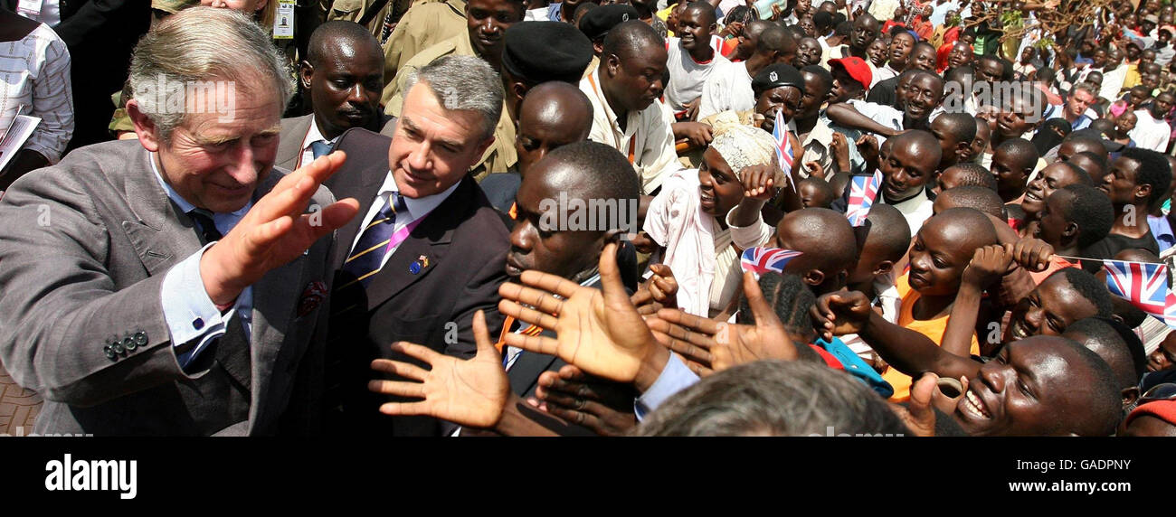 La gente si allena per stringere le mani con il Principe di Galles mentre visita una baraccopoli a Kawempe, Uganda. La riunione dei Capi di Governo del Commonwealth (CHOGM) si svolge nella capitale, Kampala. Foto Stock