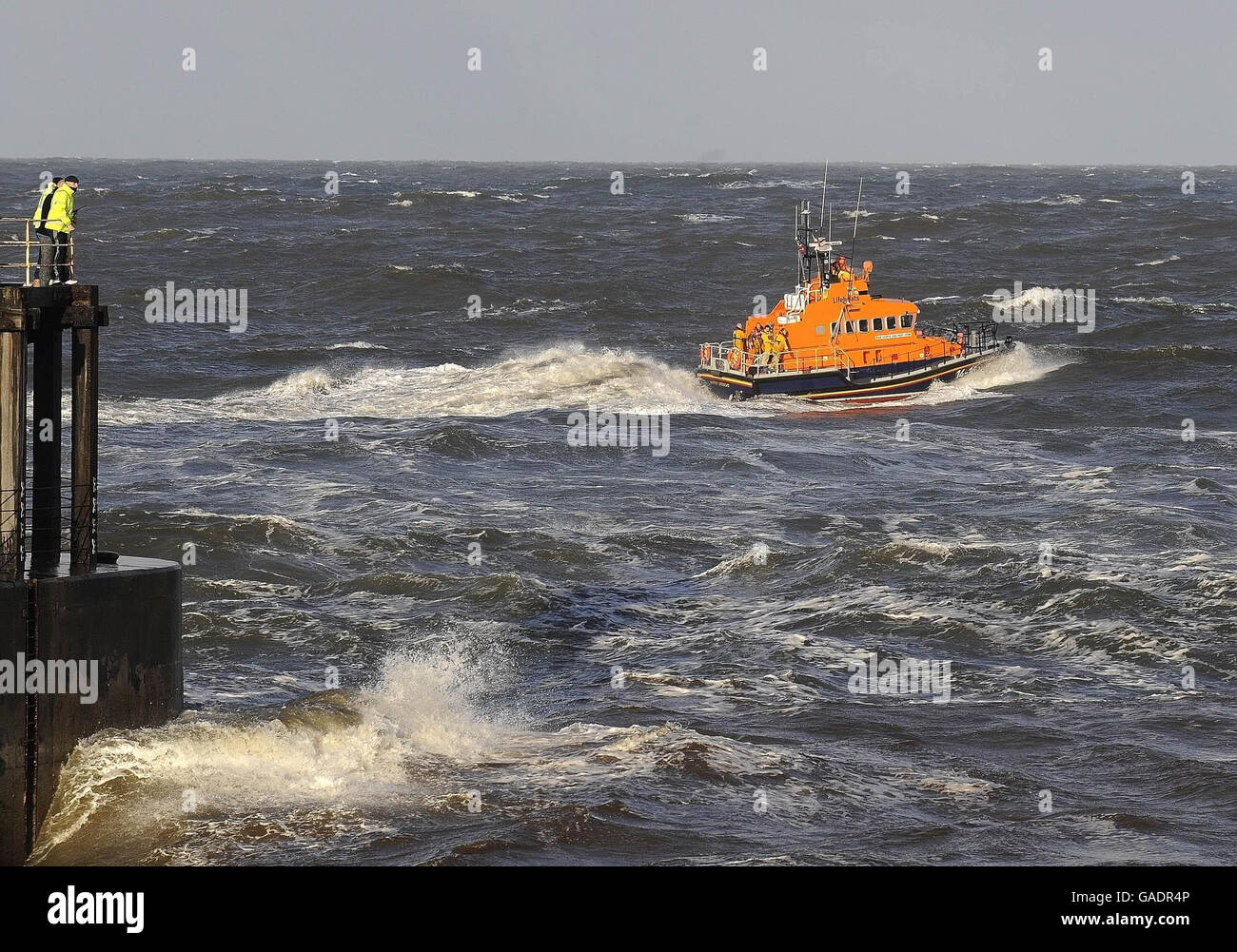 L'equipaggio di Whitby Lifeboat torna dopo aver salvato l'equipaggio di una piccola barca che affondava oggi in acque difficili fuori Whitby Harbour. Foto Stock