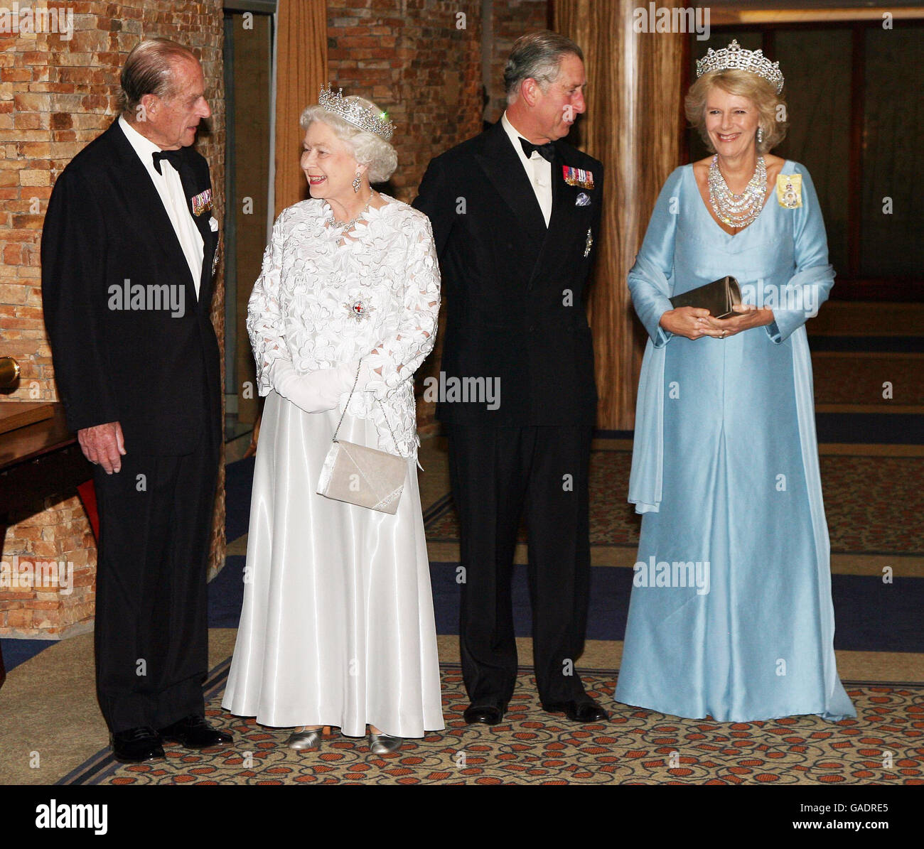 HM la regina (centro a sinistra), HRH il duca di Edimburgo (sinistra), HRH il principe di Galles (centro a destra) e Camilla HRH la duchessa di Cornovaglia (destra) il banchetto delle regine per i capi di governo dei comuni a Kampala, Uganda. Foto Stock