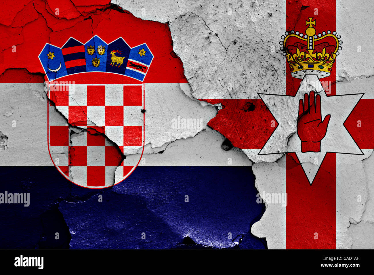 Bandiere di Croazia e Irlanda del Nord dipinta sulla parete incrinato Foto Stock