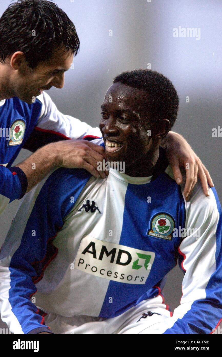 Keith Gillespie di Blackburn si congratula con Dwight Yorke dopo aver segnato la seconda obiettivo Foto Stock