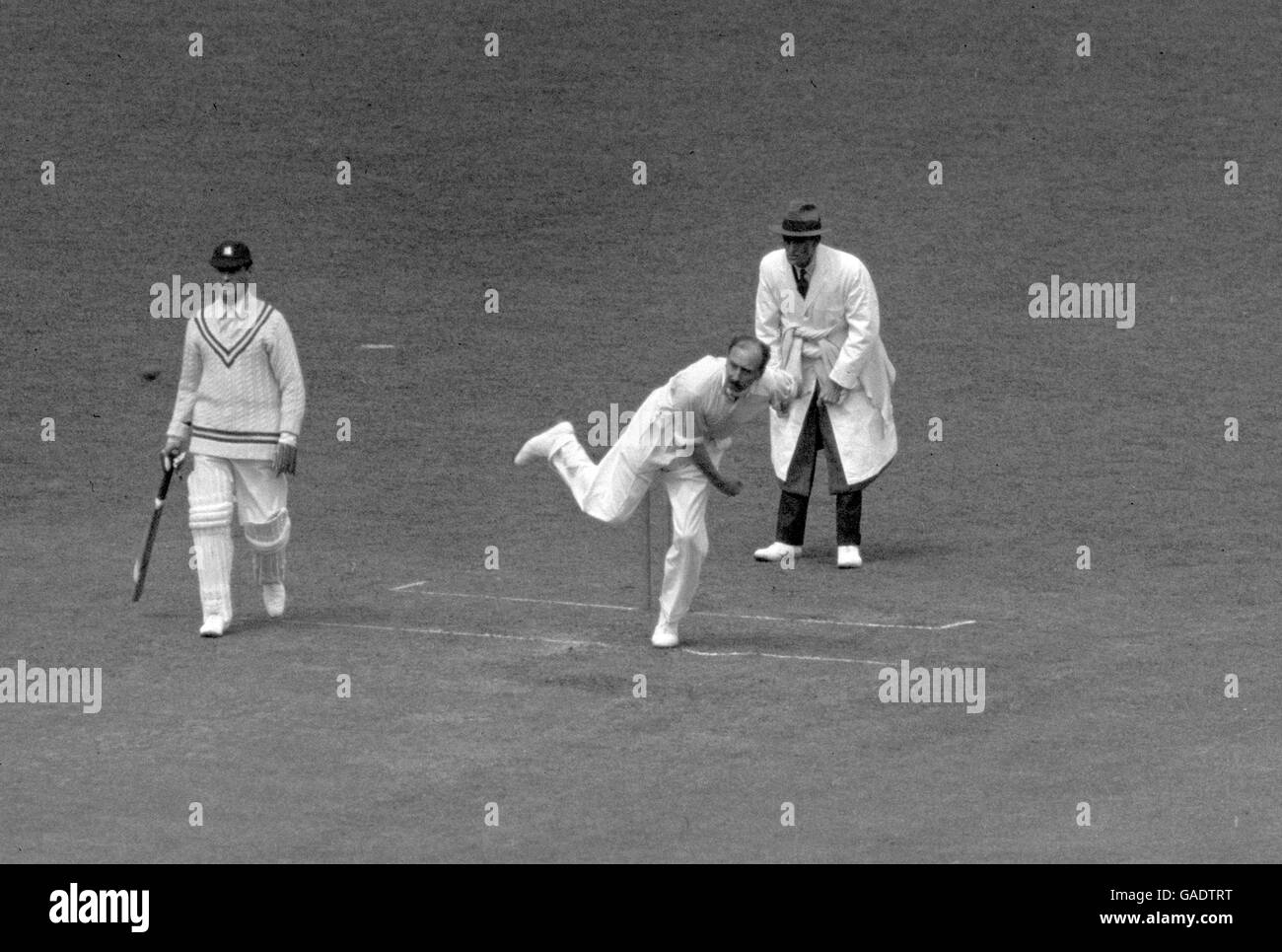 Cricket - County Championship - Surrey / Warwickshire - Day Two - Kennington Oval. Surrey's Percy Fender in azione bowling Foto Stock