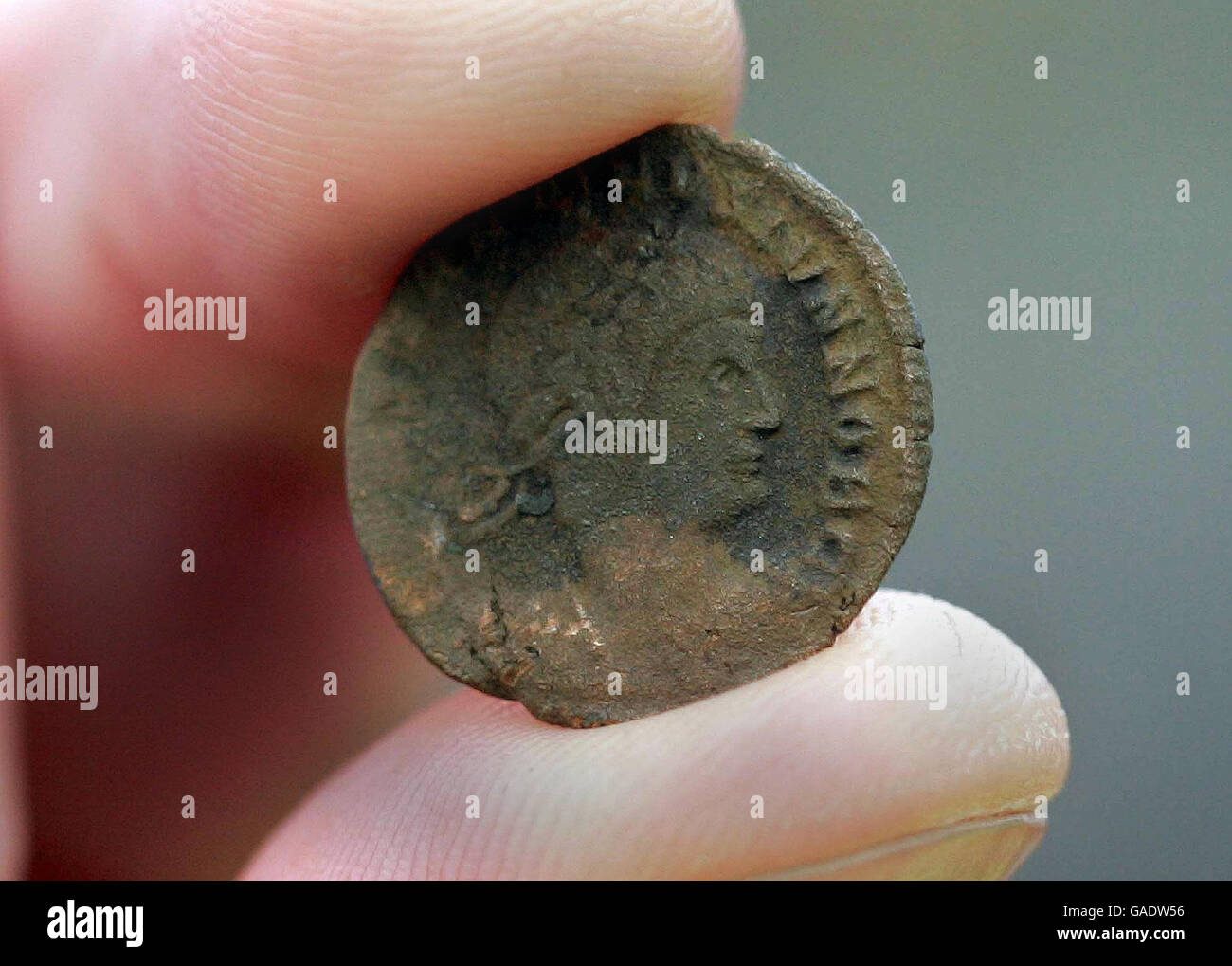 Una moneta romana del periodo dell'imperatore Costantino II d.C. 330-335, presso il cantiere olimpico di Stratford East London, questa mattina. Foto Stock