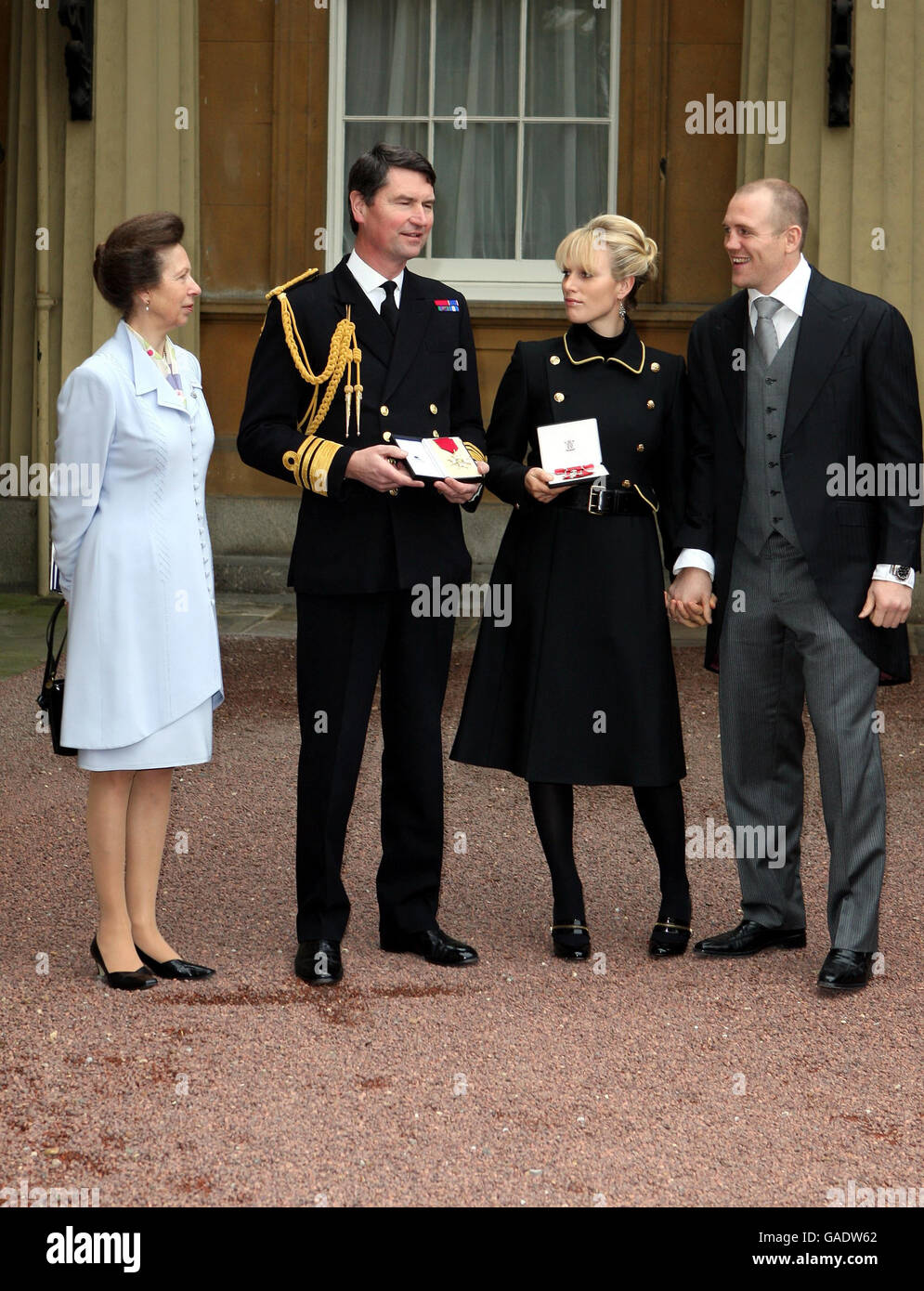 Zara Phillips con il fidanzato Mike Tindall dopo aver raccolto il suo MBE, raffigurato con la mamma la Principessa reale e il vice ammiraglio Timothy Laurence, padre di passo, che è stato dato il più onorabile Ordine del bagno a Buckingham Palace a Londra. Foto Stock