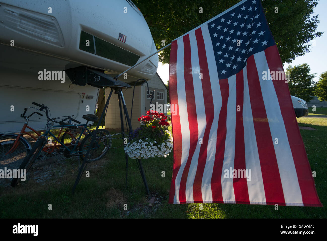 Una bandiera americana appesa dalla parte anteriore di una quinta ruota rimorchio in un camper Park downtown Montague, Michigan, Stati Uniti d'America Foto Stock