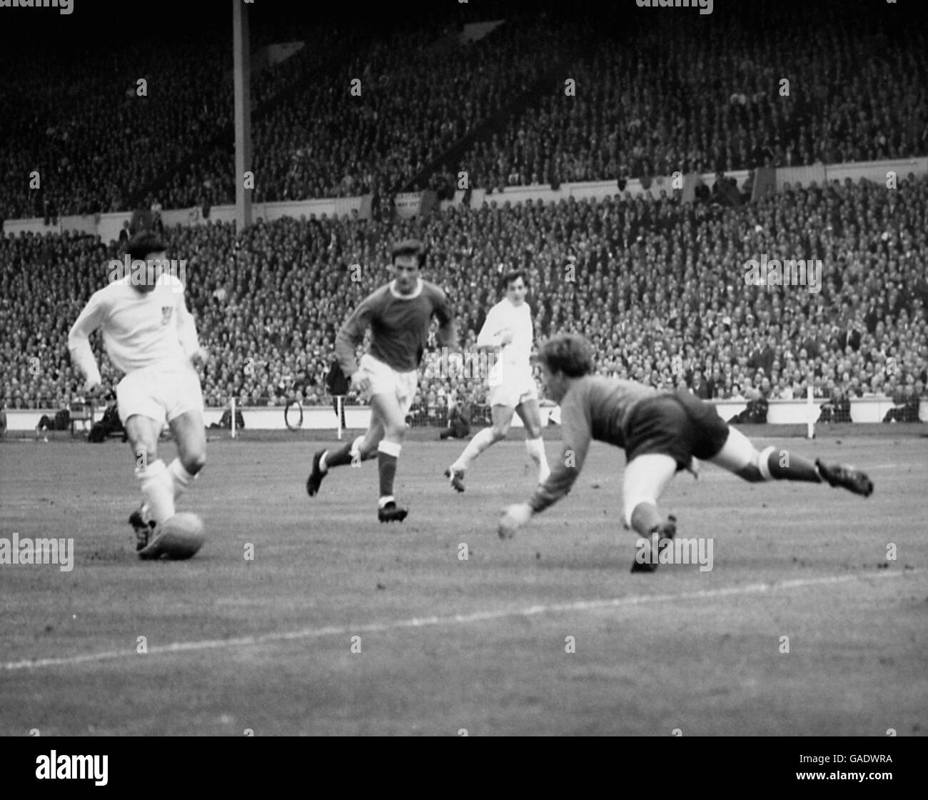 Calcio - fa Cup - finale - Everton / Sheffield Mercoledì. Sheffield Wednesday's David Ford (l) spinge la palla oltre il portiere di Everton Gordon West (r) per fare il punteggio 2-0 Foto Stock