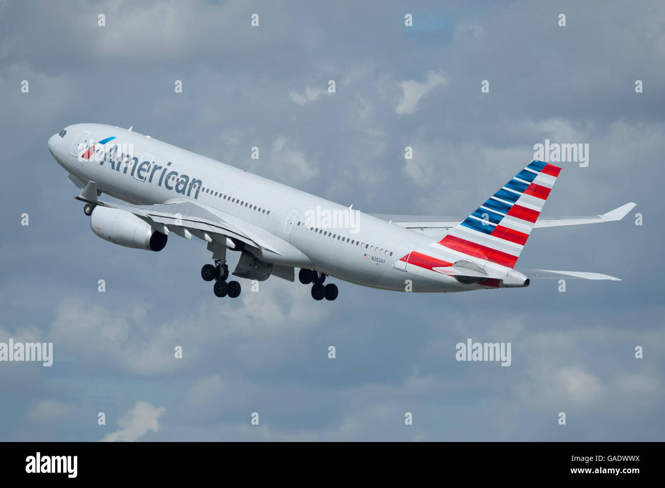 Un American Airlines Airbus A330 decolla dall'Aeroporto Internazionale di Manchester (solo uso editoriale) Foto Stock