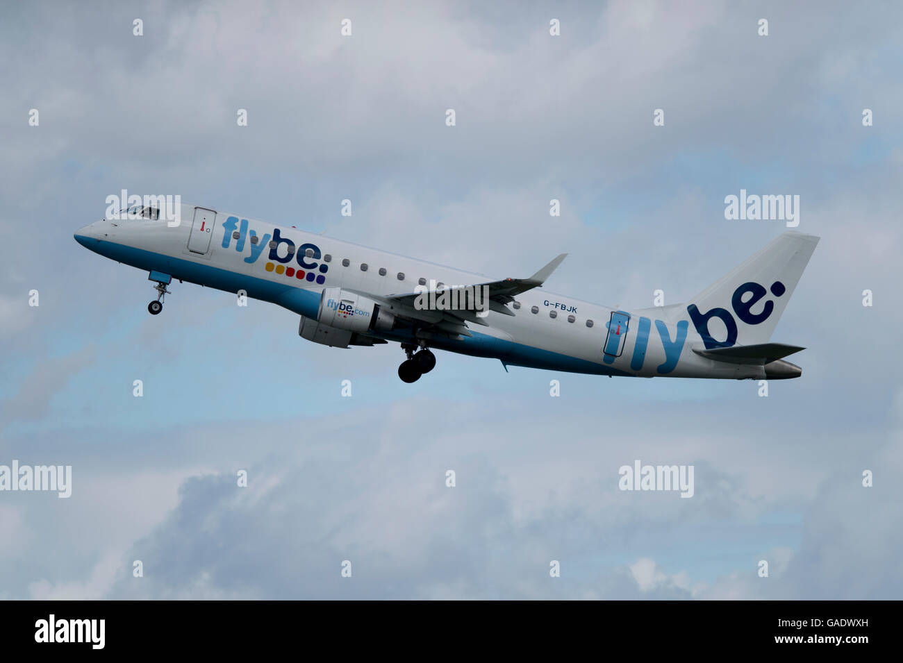 Un Flybe Embraer 175 decolla dall'Aeroporto Internazionale di Manchester (solo uso editoriale) Foto Stock
