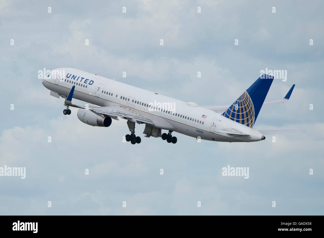Un United Airlines Boeing 757 decolla dall'Aeroporto Internazionale di Manchester (solo uso editoriale) Foto Stock