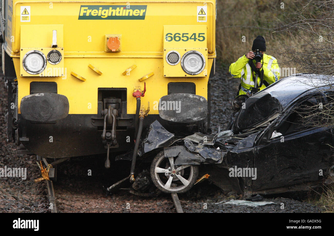 La scena di un incidente che coinvolge un treno e una macchina, vicino alla A76 nella zona di Skerrington di Cumnock. Foto Stock