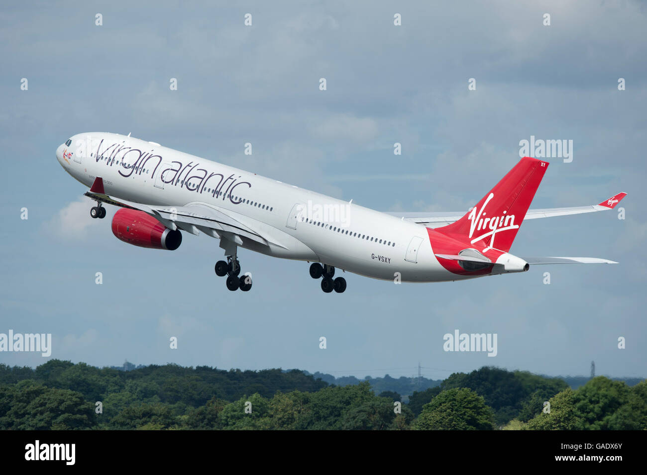 Un Virgin Atlantic Airbus A330 decolla dall'Aeroporto Internazionale di Manchester (solo uso editoriale) Foto Stock