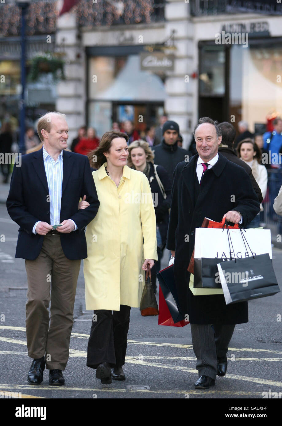 Regent Street Butler Tim Langley Hunt (a destra) aiuta gli acquirenti MR e Mrs Blakey con i loro acquisti come parte del lancio del nuovo Regent Street Butler Service. Foto Stock