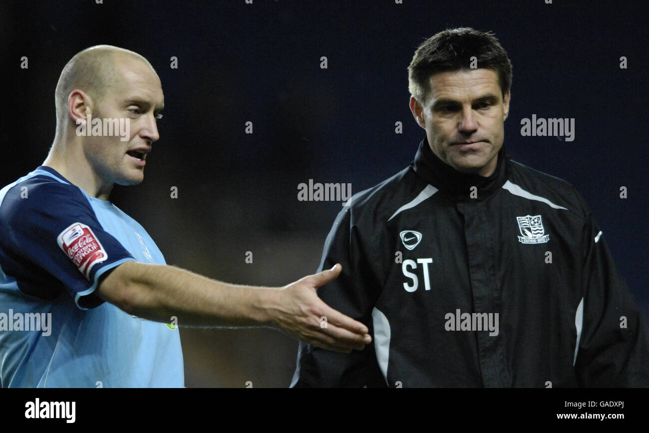 Adam Barrettt di Southend spiega il sorteggio al suo manager Steve Tilson (R) durante la seconda partita della fa Cup al Kassam Stadium di Oxford. Foto Stock