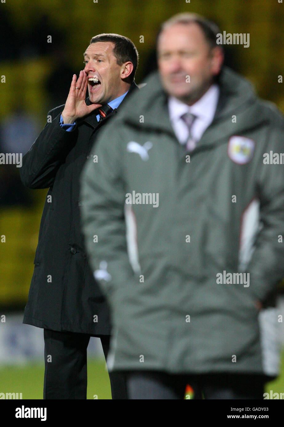 Il manager di Watford, Ady Boothroyd, grida dalla linea di contatto con Gary Johnson (a destra), manager di Bristol City, durante la partita della Coca-Cola Football League Championship a Vicarage Road, Watford. Foto Stock