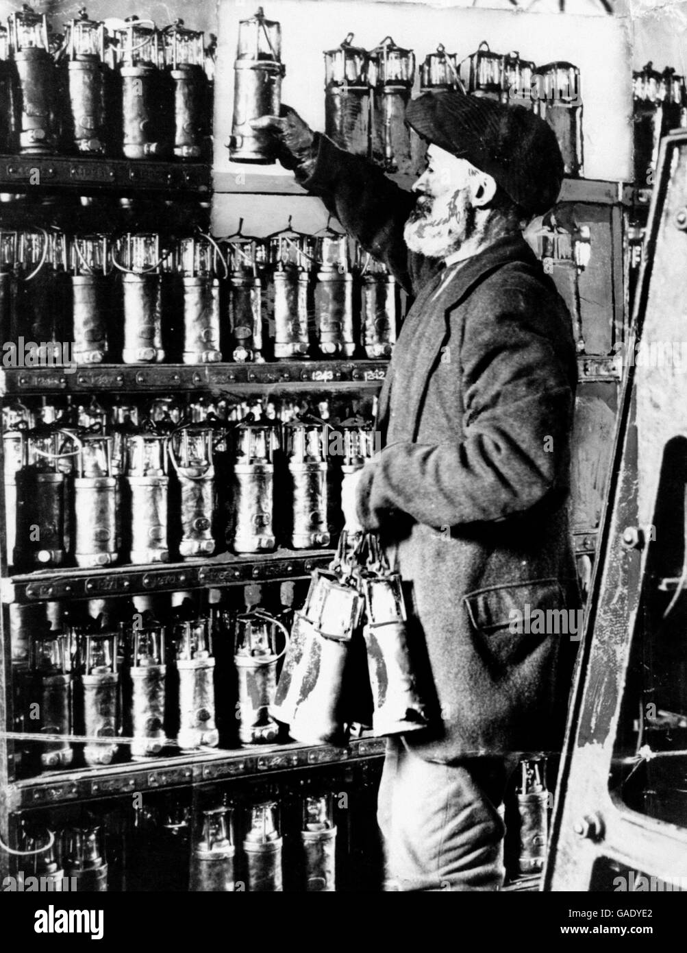 Immagazzinare le lampade di sicurezza dei minatori (conosciute come Davy Lamps) fino a quando il lavoro è ripreso al Colliery di Lewis Merthyr a Pontypridd, vicino Cardiff. Foto Stock