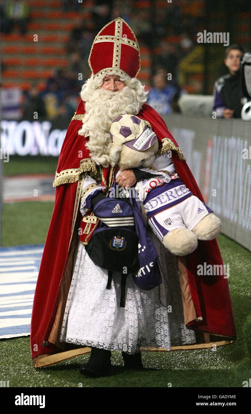 Calcio - Coppa UEFA - Gruppo G - Anderlecht v Tottenham Hotspur - Constant Vanden Stockstadion. Padre Natale cammina lungo la linea di contatto prima della partita il giorno di San Nicola in Belgio Foto Stock