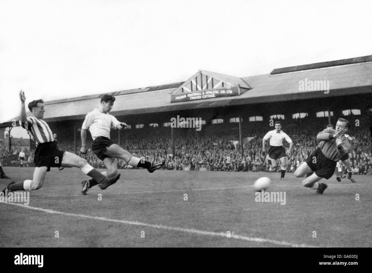 Lincoln City ha lasciato indietro Smith (camicia a righe) sfida troppo tardi per fermare Johnny Haynes di Fulham che avvia la palla passato il goalkeper Thompson per segnare il primo gol di Fulham. Foto Stock