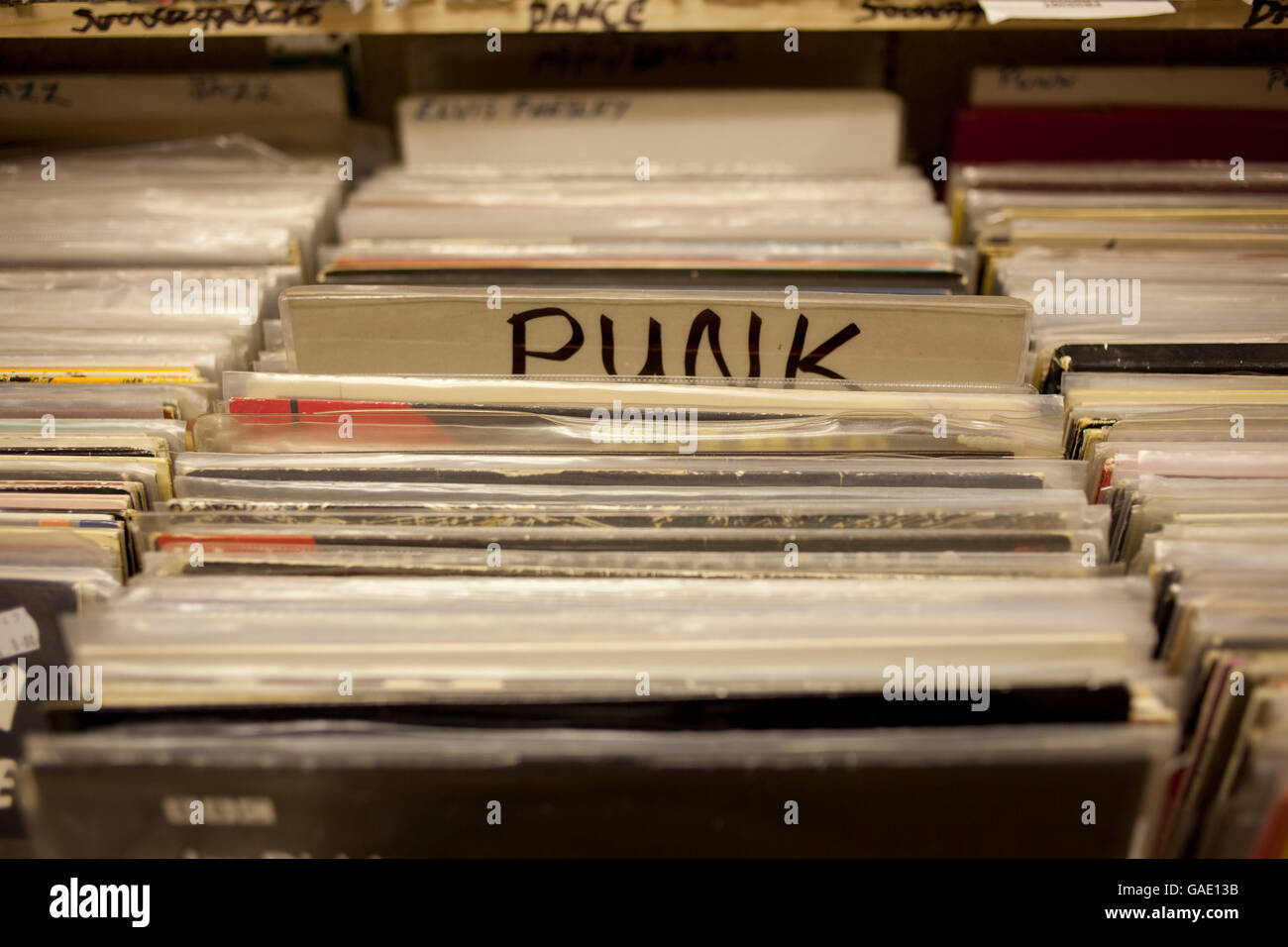 Punk dischi in vinile in un archivio di record Foto Stock