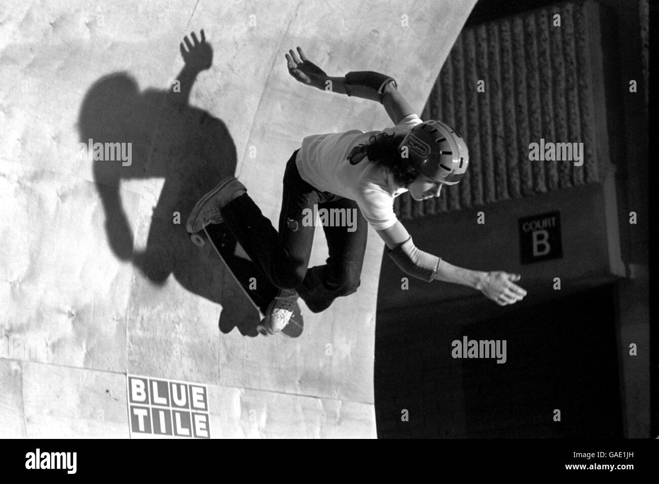 Skateboard. Simon Napper da Chelsea in azione su una mezza pipa al Sobell Centre, North London Foto Stock