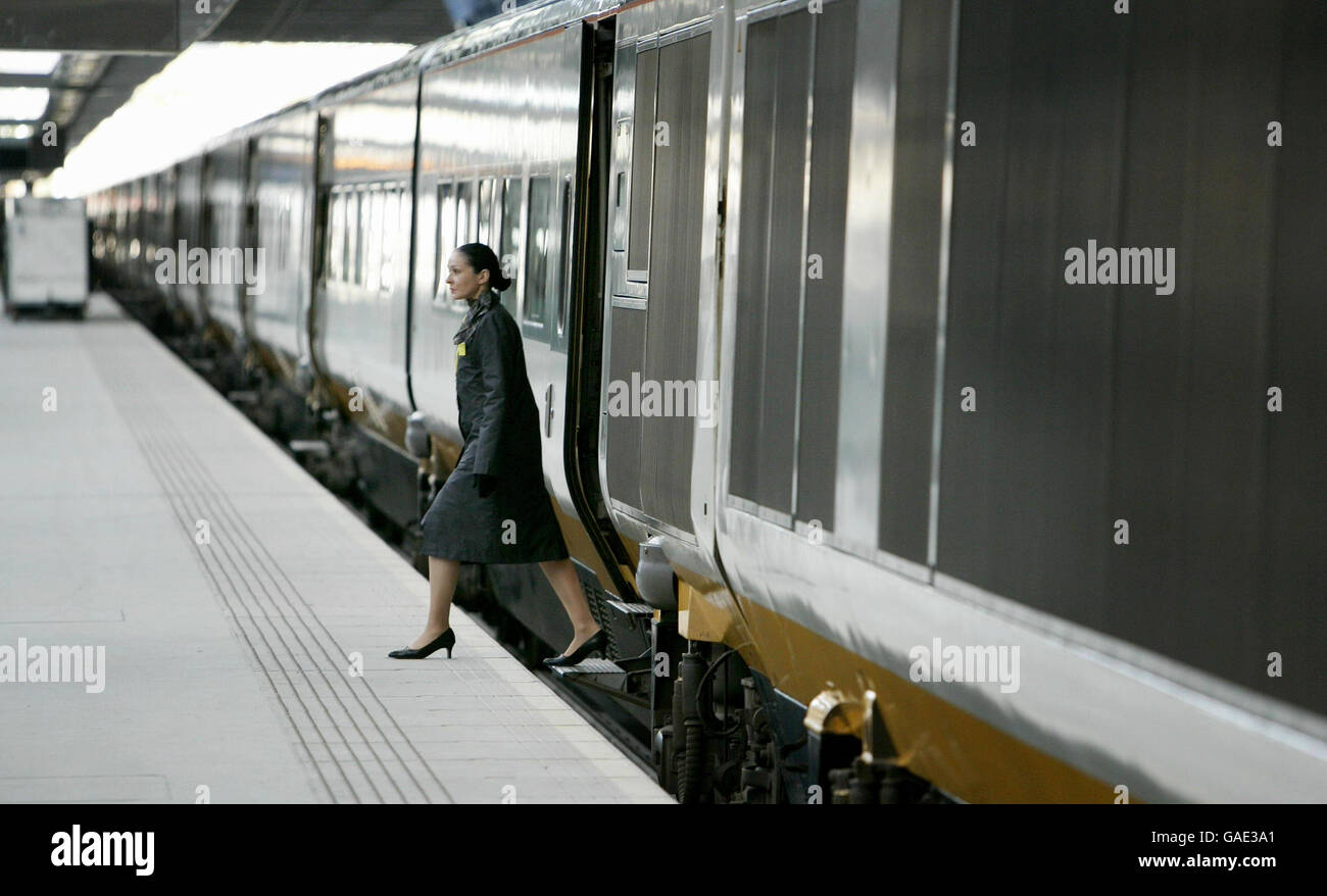 Il personale dell'Eurostar prepara il primo treno ad alta velocità per Parigi, prima della sua partenza, al nuovo terminal della stazione di St Pancras questa mattina. Foto Stock