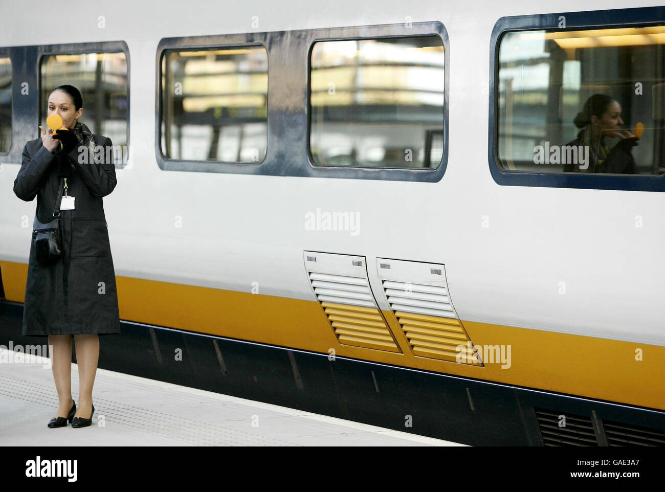 Il personale dell'Eurostar si prepara questa mattina al primo treno ad alta velocità per Parigi presso il nuovo terminal della stazione di St Pancras. Foto Stock