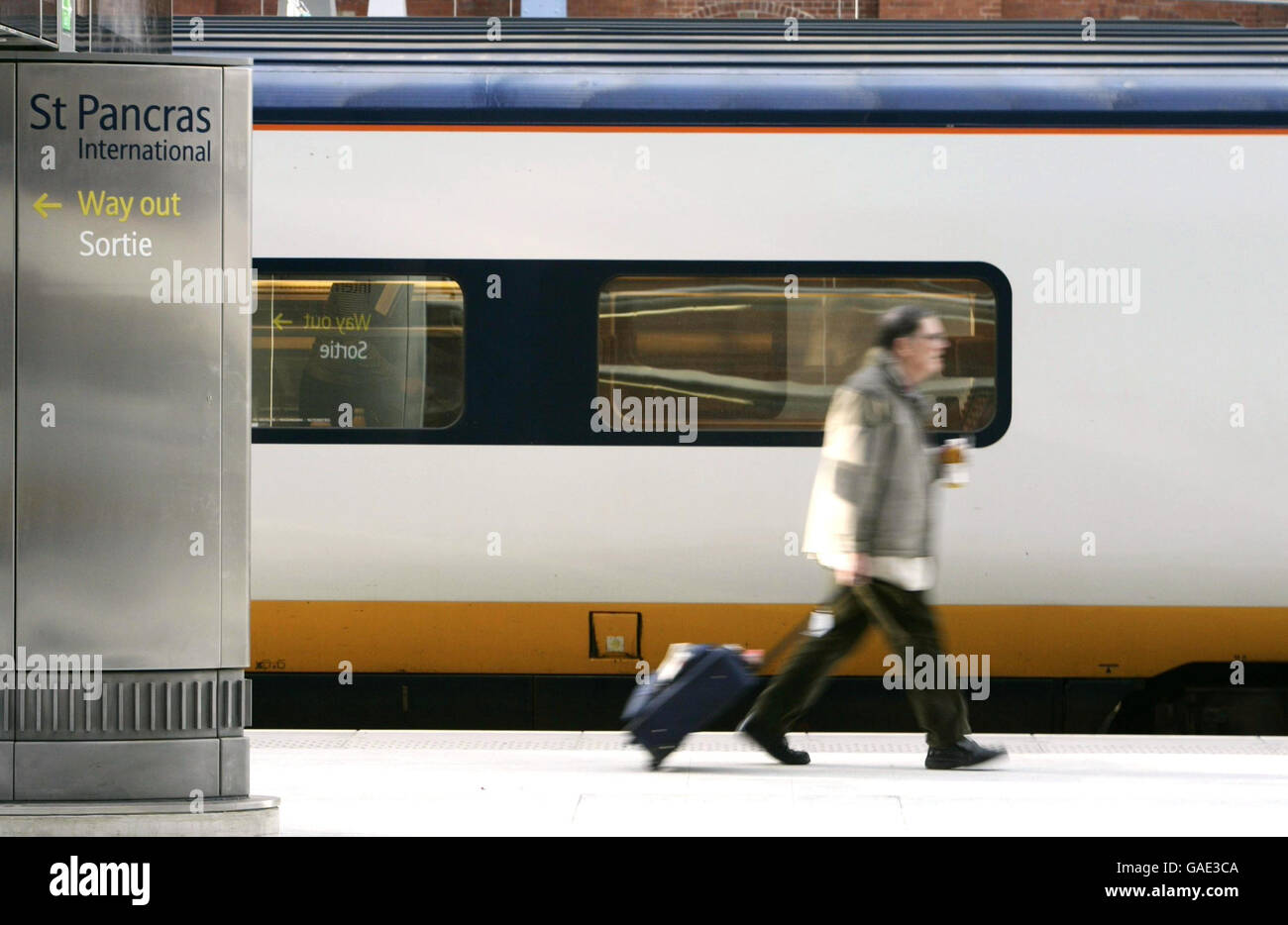 La gente comincia a salire a bordo del primo nuovo treno ad alta velocità Eurostar per Parigi, presso il nuovo terminal della stazione di St Pancras questa mattina. Foto Stock
