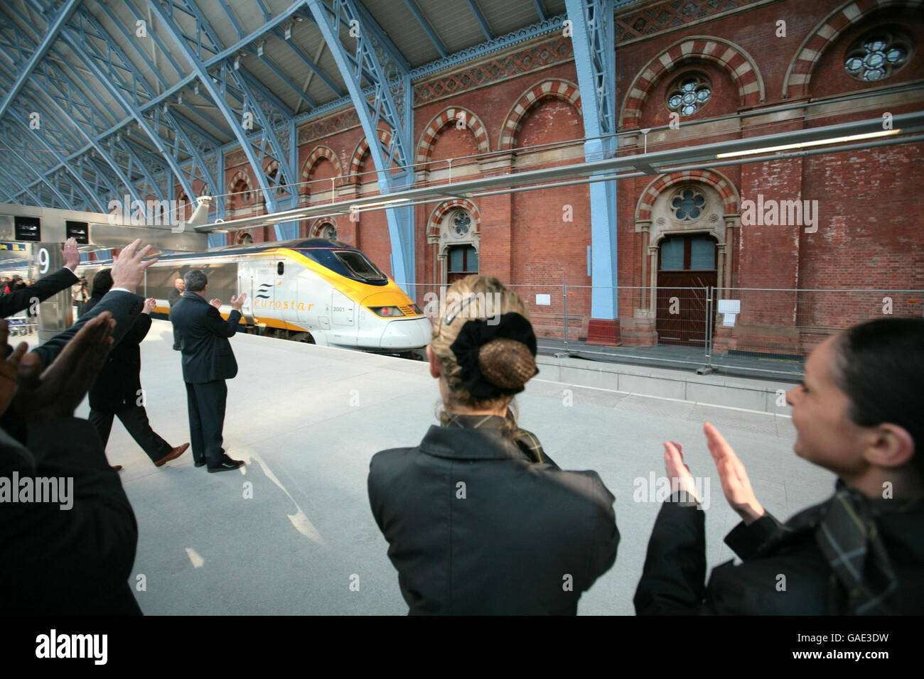 Il personale si è fatto avanti mentre il primo treno ad alta velocità per Parigi parte dal nuovo terminal della stazione di St Pancras questa mattina. Foto Stock