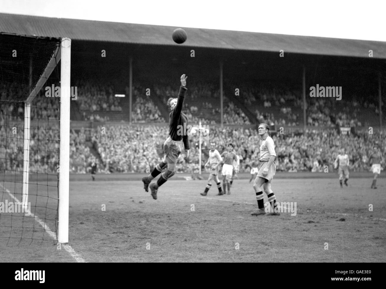 Calcio - Giochi Olimpici estivi 1948 - finale - Svezia v Jugoslavia - Londra - Stadio di Wembley. Il portiere svedese T.G.A Lindberg fa un risparmio Foto Stock