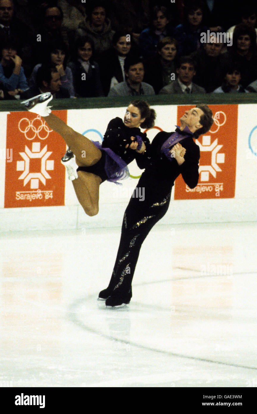Giochi olimpici invernali 1984 - Sarajevo. La Germania orientale di Born e Schoenborn gareggiano nel pattinaggio a figure. Foto Stock