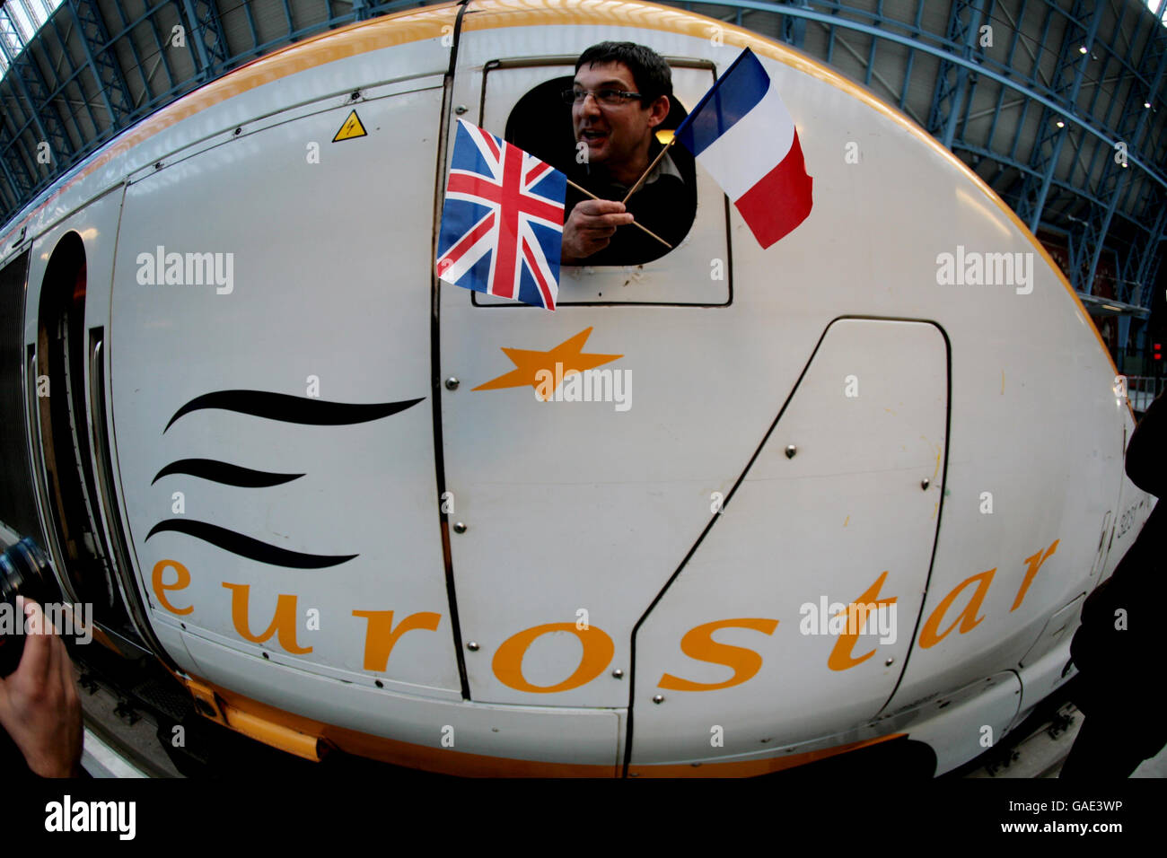 L'autista del treno Eurostar Marc Favreau arriva sul primo treno ad alta velocità da Parigi al nuovo terminal della stazione di St Pancras. Foto Stock