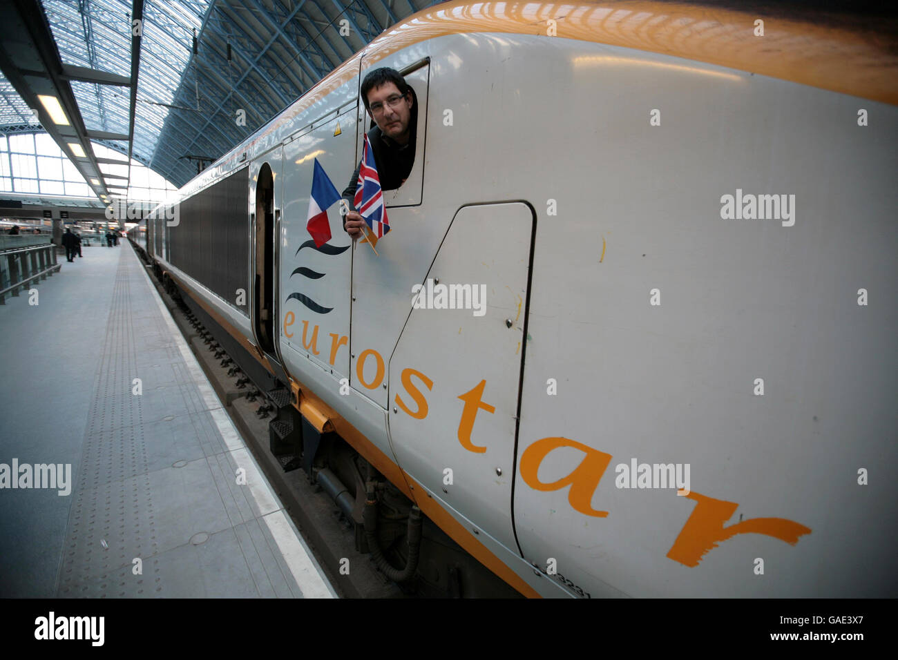 L'autista del treno Eurostar Marc Favreau arriva sul primo treno ad alta velocità da Parigi al nuovo terminal della stazione di St Pancras. Foto Stock