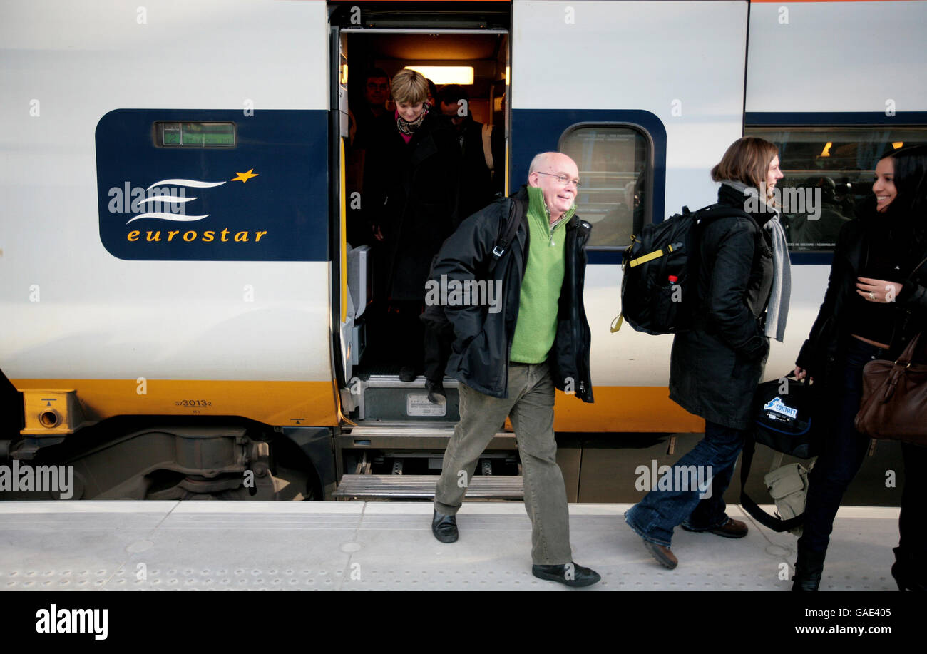 La gente arriva sul primo treno da Bruxelles con il primo treno ad alta velocità al nuovo terminal della stazione di St Pancras. Foto Stock