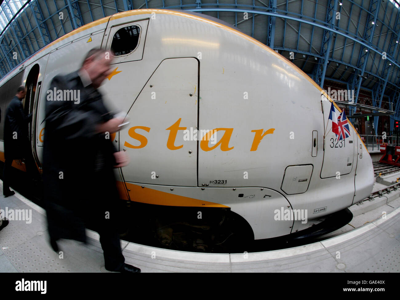 L'Eurostar apre al pubblico alla stazione di St Pancras. Il primo treno Eurostar da Parigi al nuovo terminal della stazione di St Pancras. Foto Stock