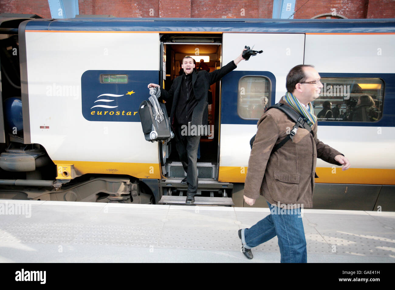 La gente arriva sul primo treno da Brussells al nuovo terminal alla stazione di St Pancras. Foto Stock