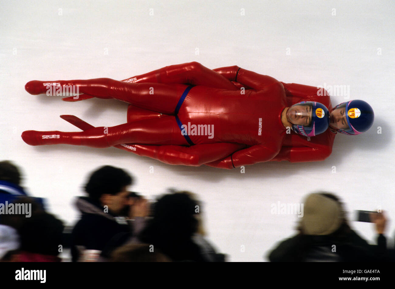 Stephen Brialey della Gran Bretagna e Nicholas Ovett gareggiano nel luge dei due uomini. Foto Stock