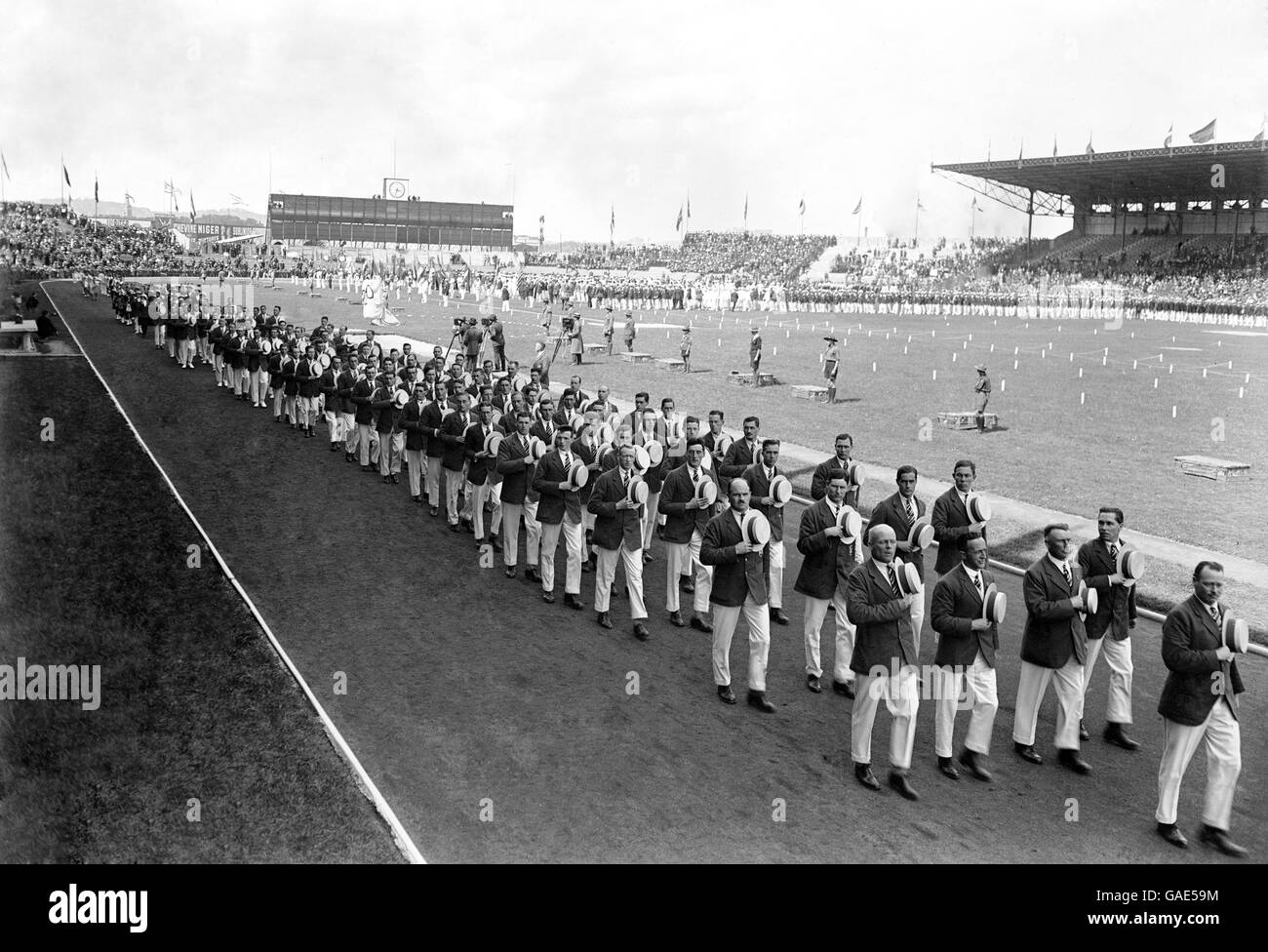 Atleti britannici che marciano durante la cerimonia di apertura. Foto Stock