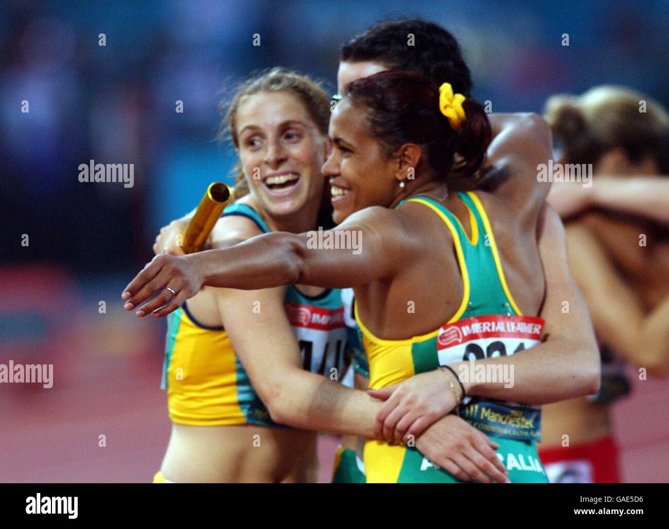 Un sorridente Cathy Freeman d'Australia festeggia con Lauren Hewitt (l) dopo aver vinto il relè 4 x 400m donne Foto Stock