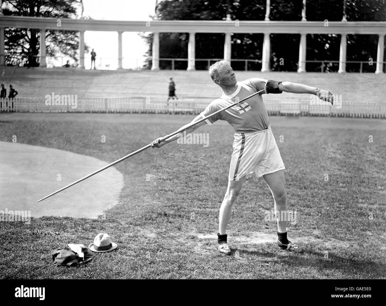 Giochi Olimpici di Anversa 1920 - Atletica - Javelin. Jonni Myyra della Finlandia vince il giavelin. Foto Stock