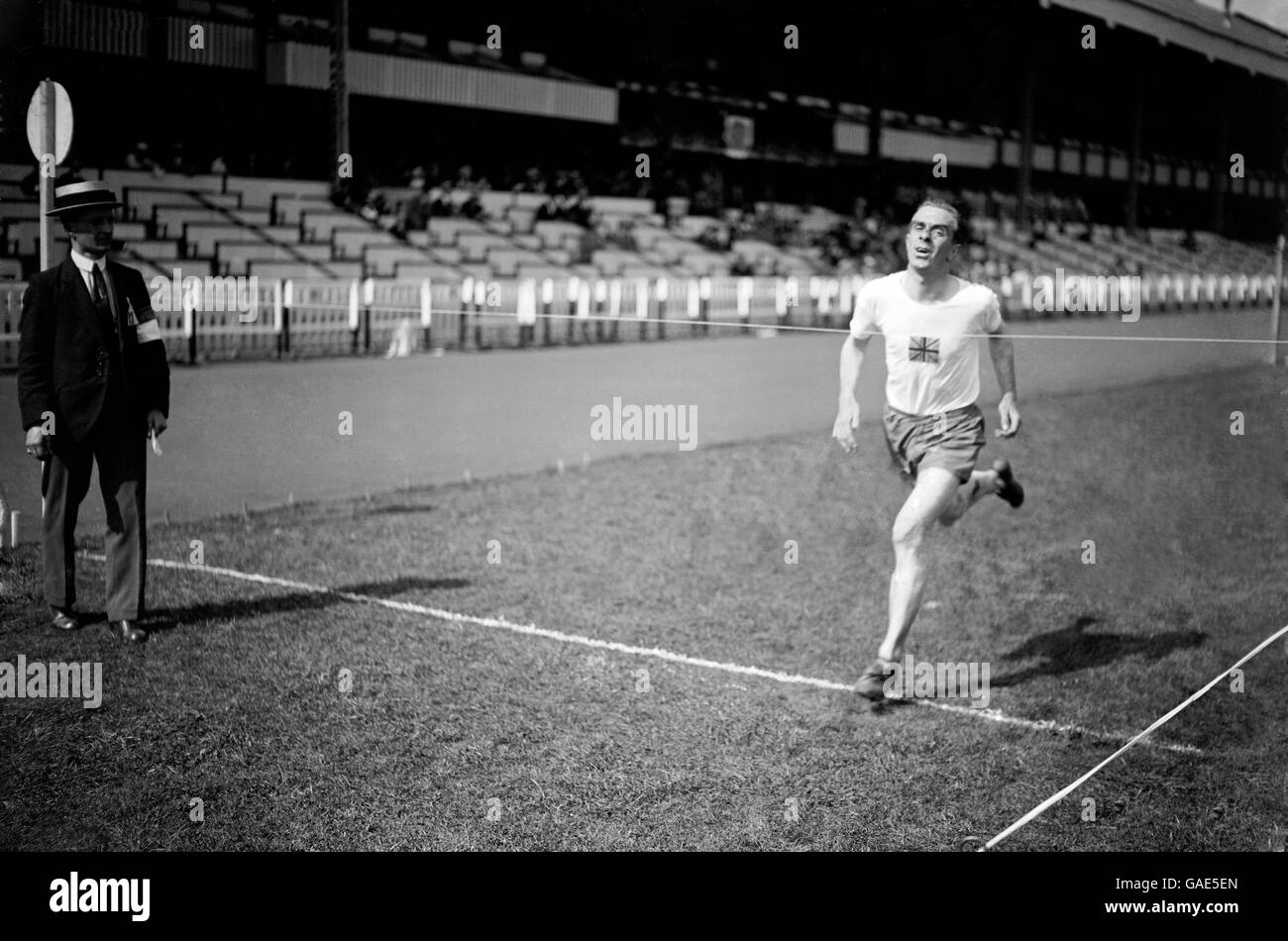 Antwerp 1920 Giochi Olimpici - Atletica - Steeplechase. Percy Hodge di Gran Bretagna che vince il calore 3 della steeplechase di 3000 metri. Foto Stock