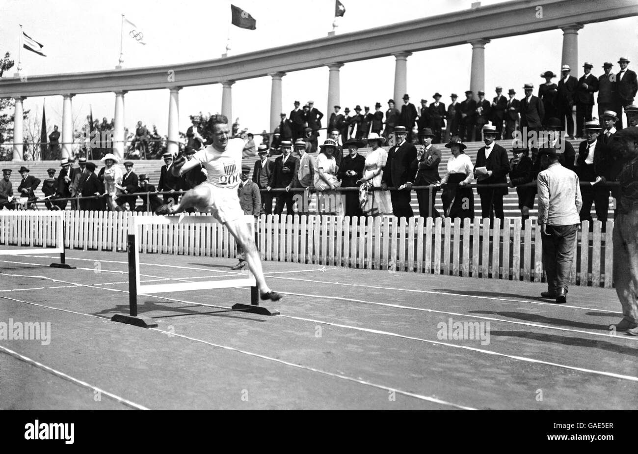 Frank Loomis degli Stati Uniti vincendo la finale di 400 metri. Foto Stock