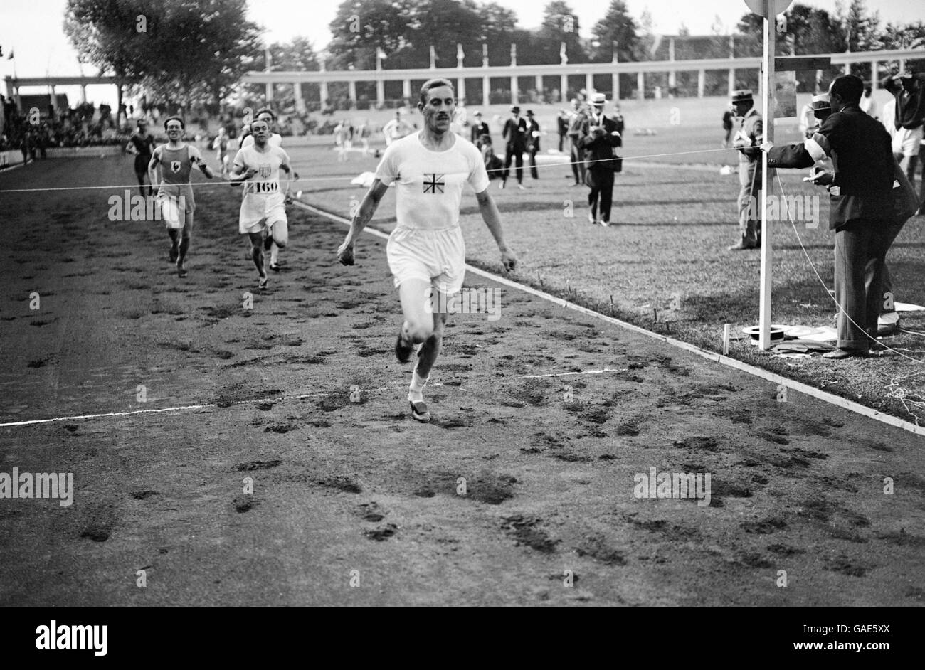 Albert Hill di Gran Bretagna vincendo il calore int lui 800 metri. Continuò a vincere la medaglia d'oro. Foto Stock