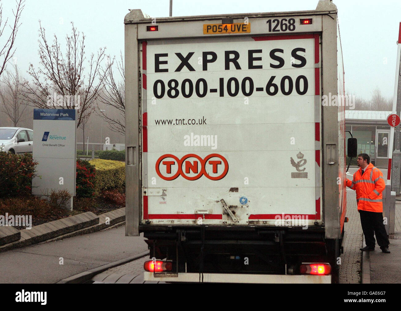 Un furgone di consegna postale TNT arriva fuori dall'ufficio doganale e delle entrate di HM a Waterview Park a Washington, Tyne and Wear. Foto Stock