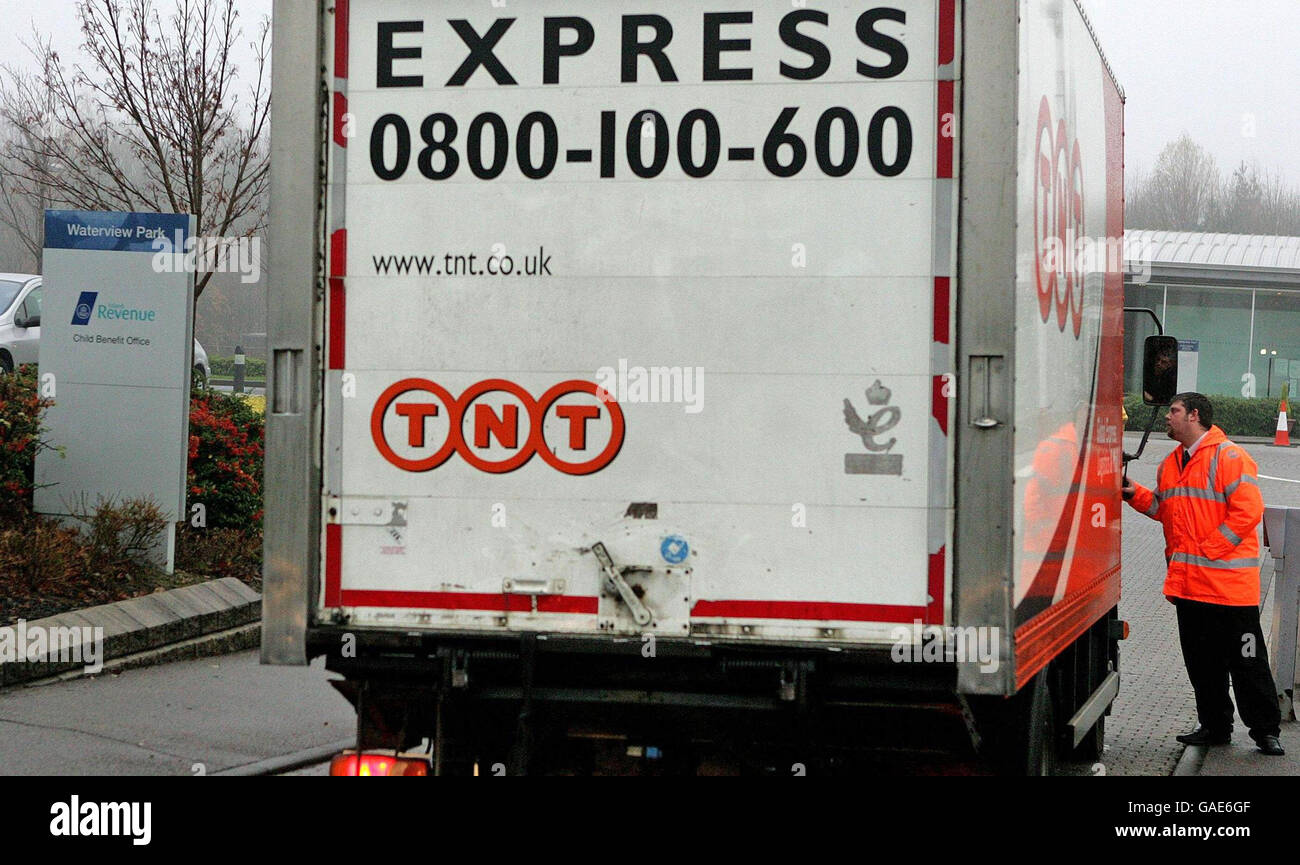 Un furgone di consegna postale TNT arriva fuori dall'ufficio doganale e delle entrate di HM a Waterview Park a Washington, Tyne and Wear. Foto Stock