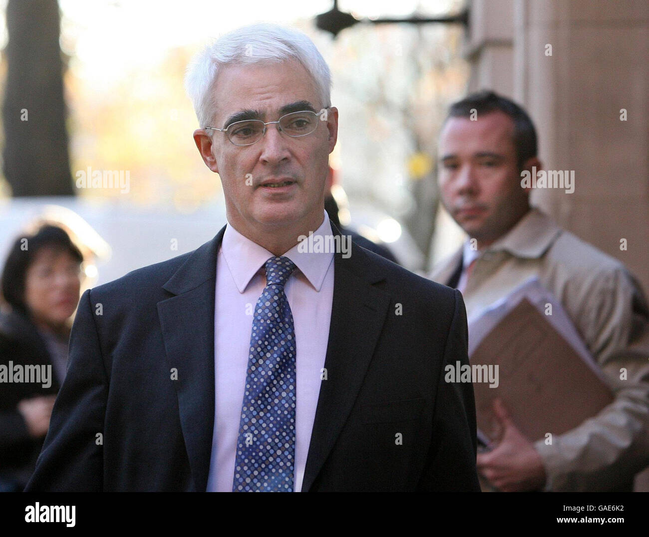Il Cancelliere Alistair Darling parte da Millbank, Londra, dopo aver rilasciato una serie di interviste ai media questa mattina. Foto Stock