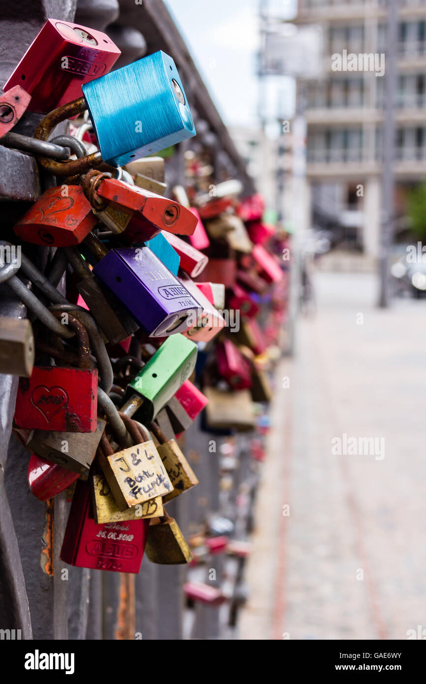 Un sacco di blocchi su un ponte. Le coppie di metterli lì come un segno di amore. Foto Stock