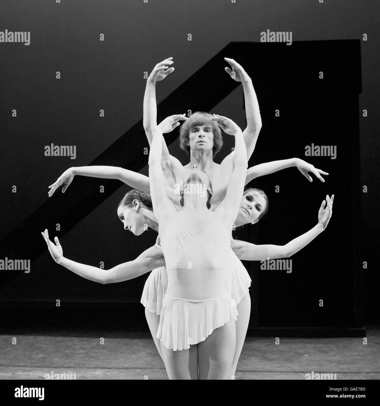 Assolgy e mitologia si intrecciano come Rudolf Nureyev e ballerini del Dutch National Ballet formano questa figura come scorpione quando provano per una rappresentazione di Apollon Musagete al Sadler's Wells Theatre, Londra. Le ballerine rappresentano le muse della musica, della danza e della dramma. Il Balletto con coreografia di Balanchine, si riferisce alla nascita di Apollo e più tardi la sua ascesa con le Muse a Parnaso. Foto Stock