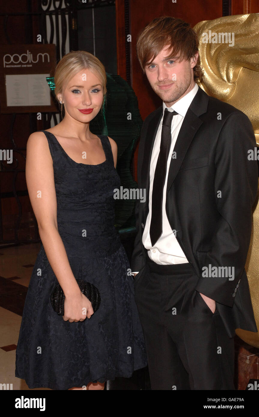 Sammy Winward e Jonas Armstrong arrivano per il British Academy Children's Awards, al London Hilton, nel centro di Londra. Foto Stock