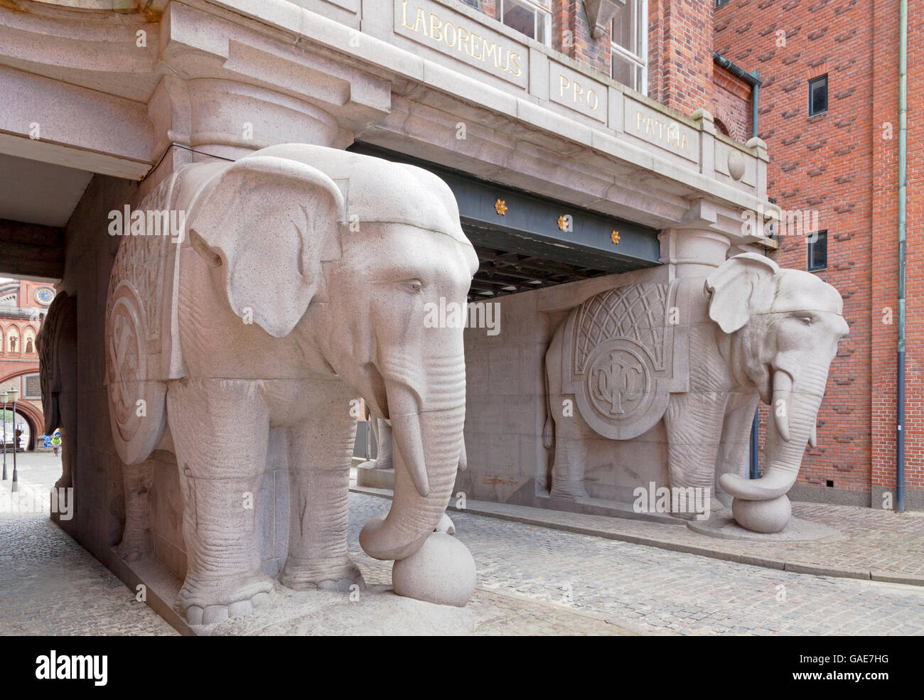 Elefantporten, l'Elefante Gate è l'ingresso da Valby lato per la vecchia fabbrica di birra Carlsberg area in Copenhagen, Danimarca. Foto Stock