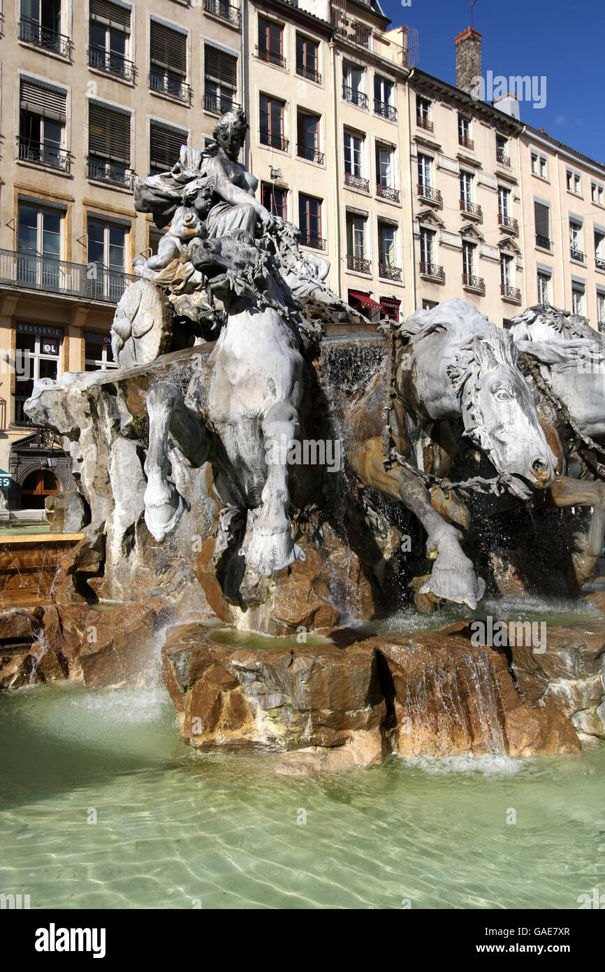 Una veduta generale della fontana centrale in Piazza Terreaux, scolpita da Bartholdi. I quattro cavalli simboleggiano i 4 fiumi che scorrono verso l'oceano. Foto Stock