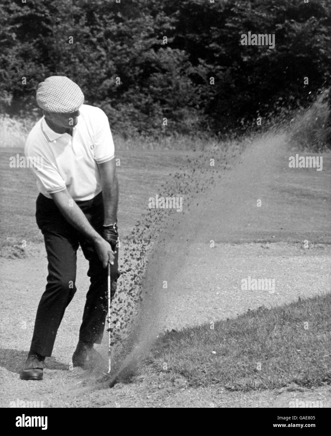 Golf, torneo esso, Moor Park. Roberto de Vicenzo suona da un bunker Foto Stock